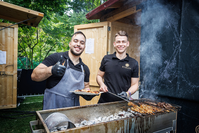 A Gourmet a nagy találkozások és beszélgetések helyszíne is: Nemesvölgyi Attila, a Babka és Bíró Lajos, a Buja Diszkó(k) tulajdonosa 