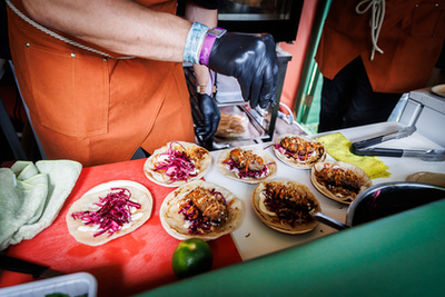 A Gourmet a nagy találkozások és beszélgetések helyszíne is: Nemesvölgyi Attila, a Babka és Bíró Lajos, a Buja Diszkó(k) tulajdonosa 