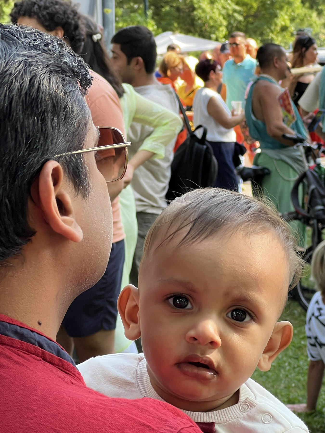 A szekér előtt táncosok, énekesek, valamint egy Krisna-völgyi ökrösszekér halad.