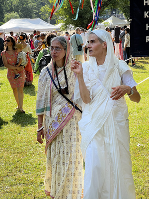 A szekér előtt táncosok, énekesek, valamint egy Krisna-völgyi ökrösszekér halad.