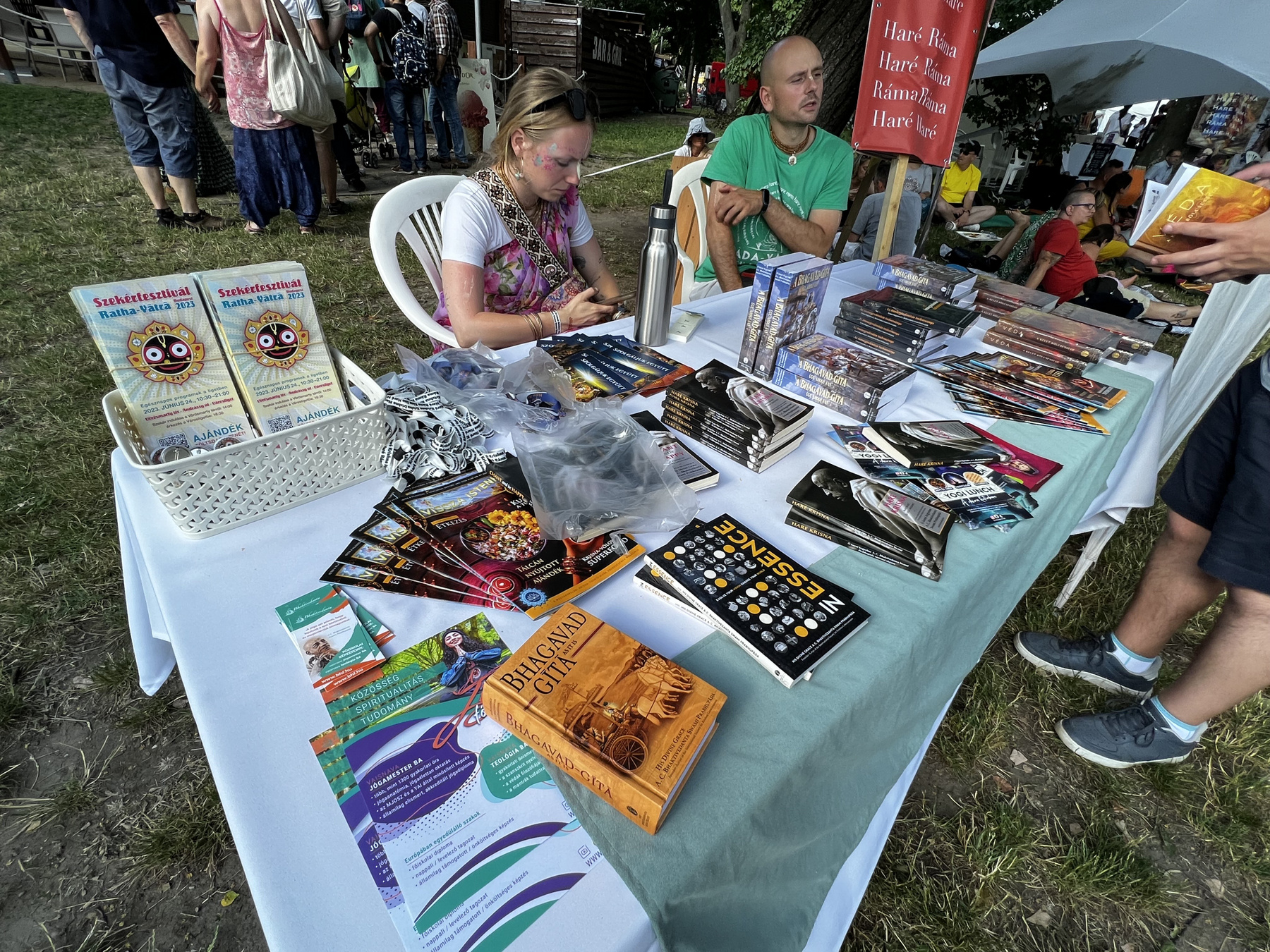 A szekér előtt táncosok, énekesek, valamint egy Krisna-völgyi ökrösszekér halad.