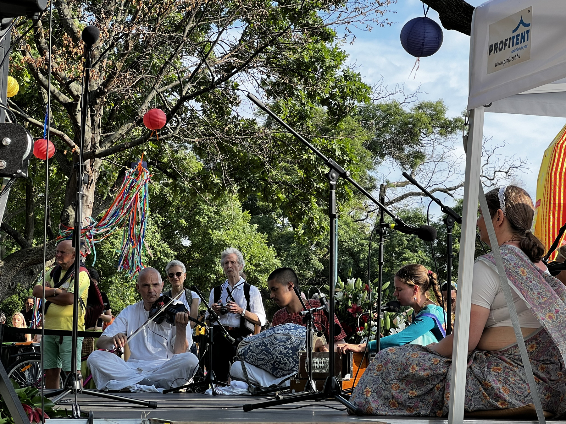 A szekér előtt táncosok, énekesek, valamint egy Krisna-völgyi ökrösszekér halad.