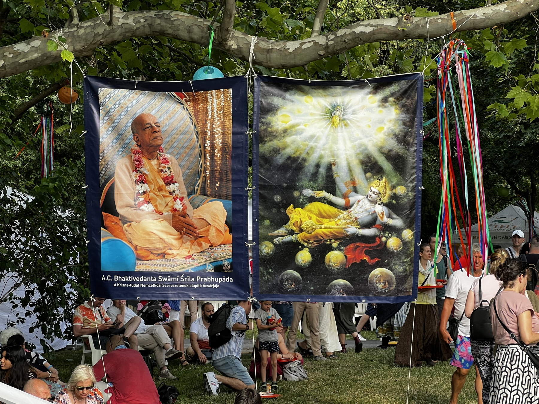 A szekér előtt táncosok, énekesek, valamint egy Krisna-völgyi ökrösszekér halad.