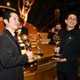 Steven Yeun és Lee Sung Jin a 75. Emmy-gálán