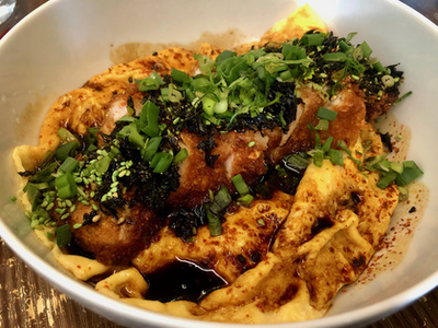 Katsudon, rántott sertéskaraj, omlett, szusi rizs, szezámmagos alga