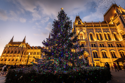 A feldíszített fenyőfa Budapesten a Kossuth Lajos téren áll 2023. december 3-án