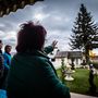 Zsuzsa és néhány szomszéd a teraszukon állva búcsúznak el a 40 éves fenyőfától Hajdúszoboszlón 2023. november 26-án