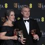 Emma Thomas és Christopher Nolan „Oppenheimer” című filmért elnyert legjobb film díjával a 2024-es BAFTA Film Awards díjátadón a Royal Festival Hallban, Londonban, 2024. február 18-án
