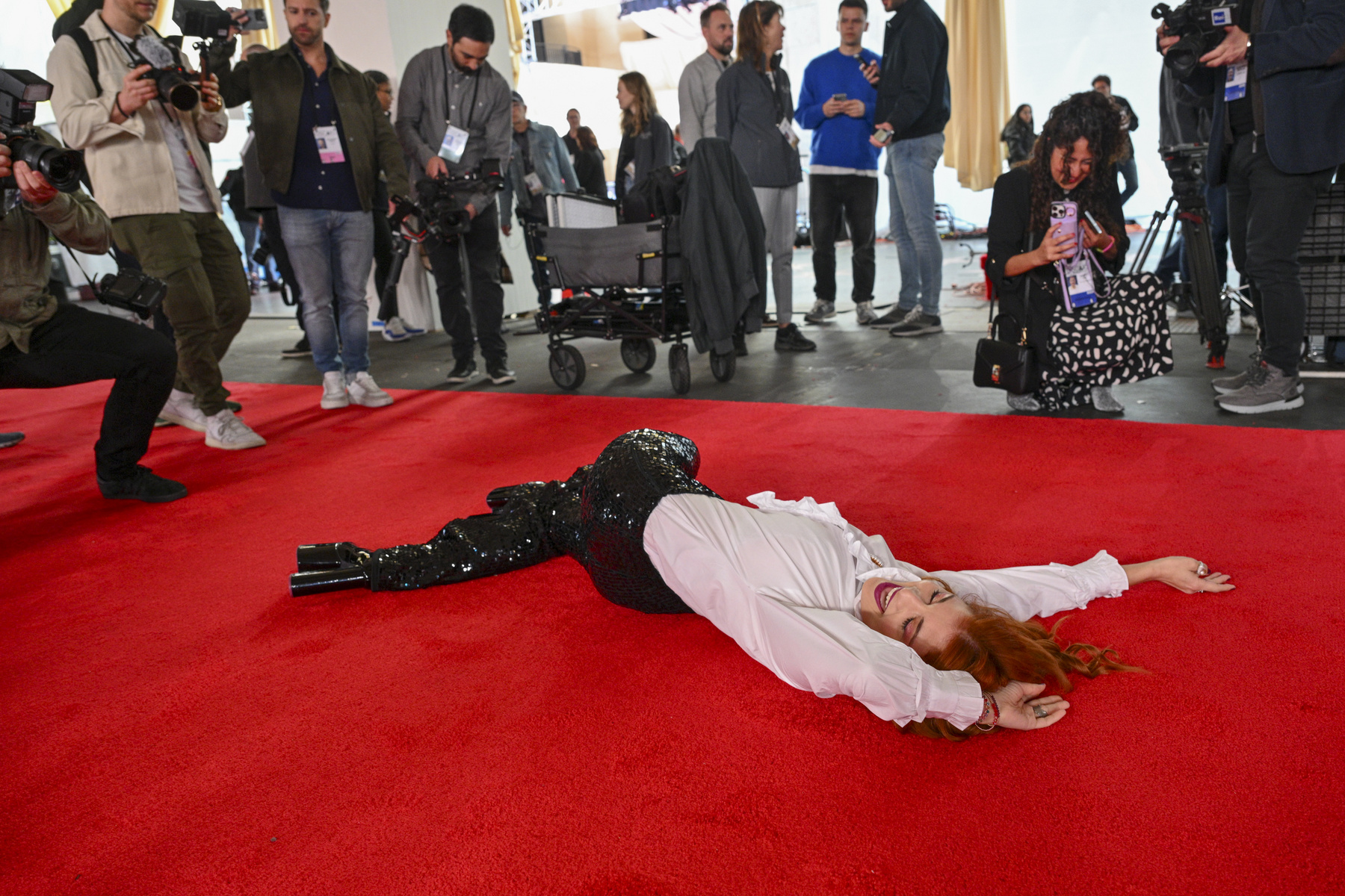 Egy Oscar-rajongó egy Oscar-díj másolattal mutatja a legjobb filmnek járó díjat 2024. március 8-án