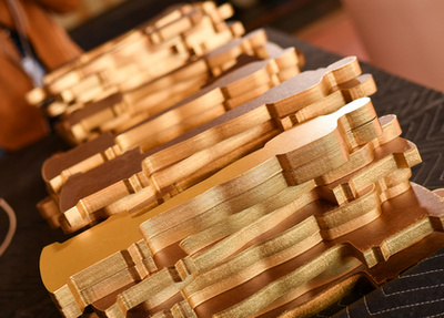 Egy Oscar-rajongó egy Oscar-díj másolattal mutatja a legjobb filmnek járó díjat 2024. március 8-án