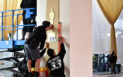 Egy Oscar-rajongó egy Oscar-díj másolattal mutatja a legjobb filmnek járó díjat 2024. március 8-án