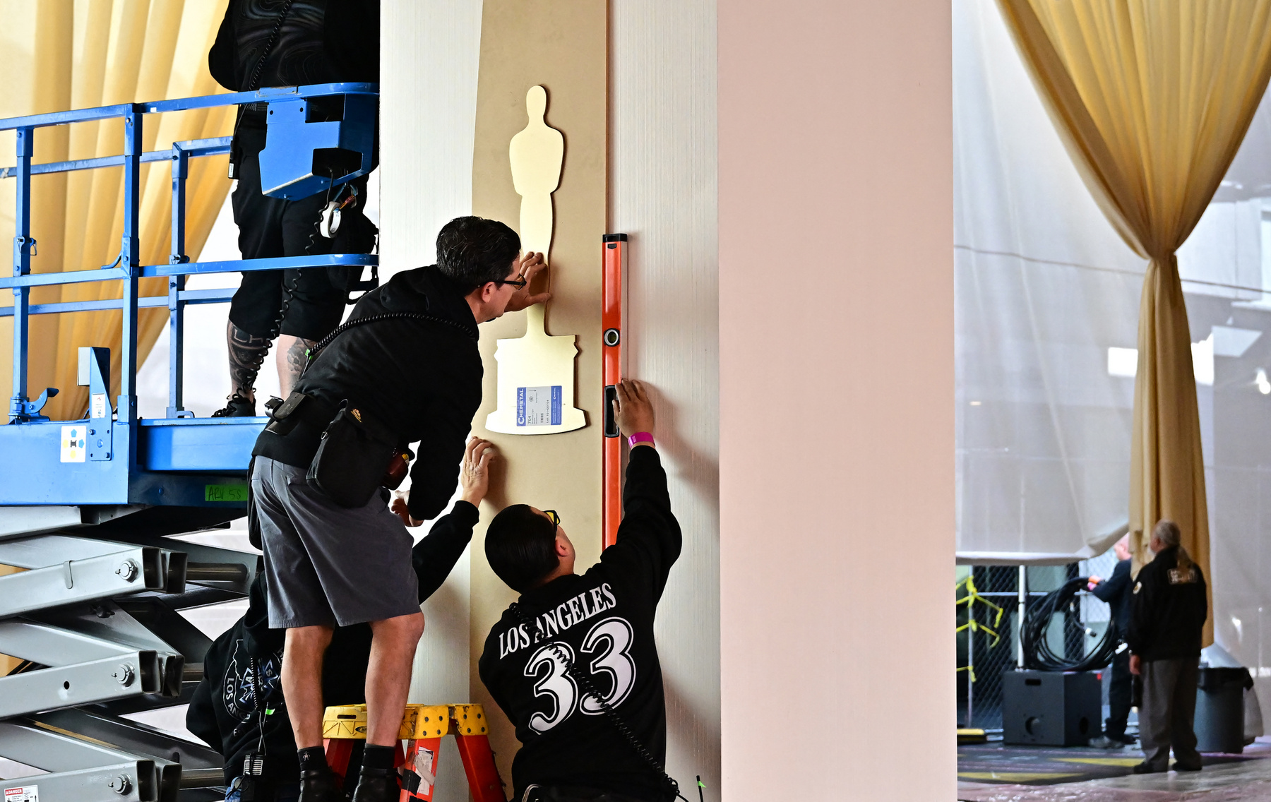 Egy Oscar-rajongó egy Oscar-díj másolattal mutatja a legjobb filmnek járó díjat 2024. március 8-án