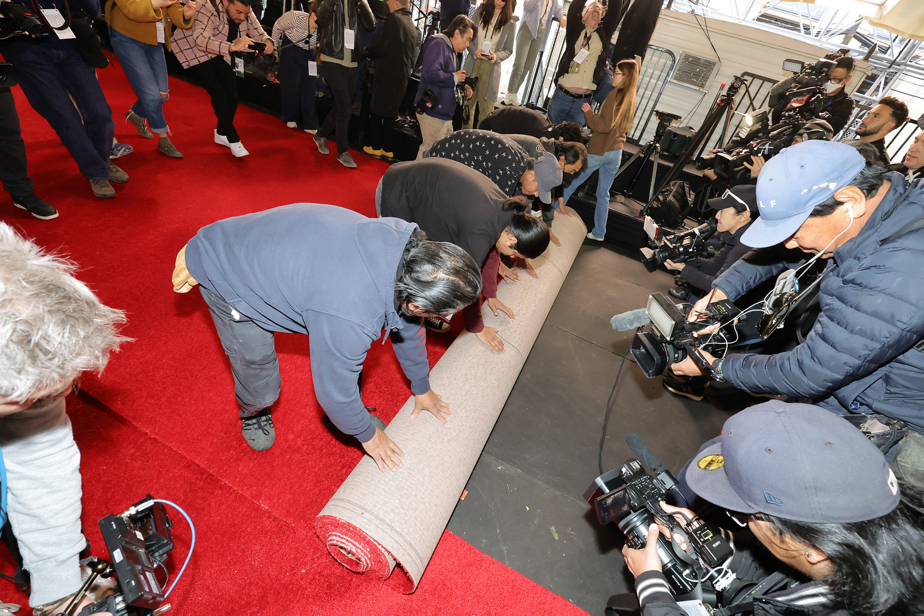 Egy Oscar-rajongó egy Oscar-díj másolattal mutatja a legjobb filmnek járó díjat 2024. március 8-án