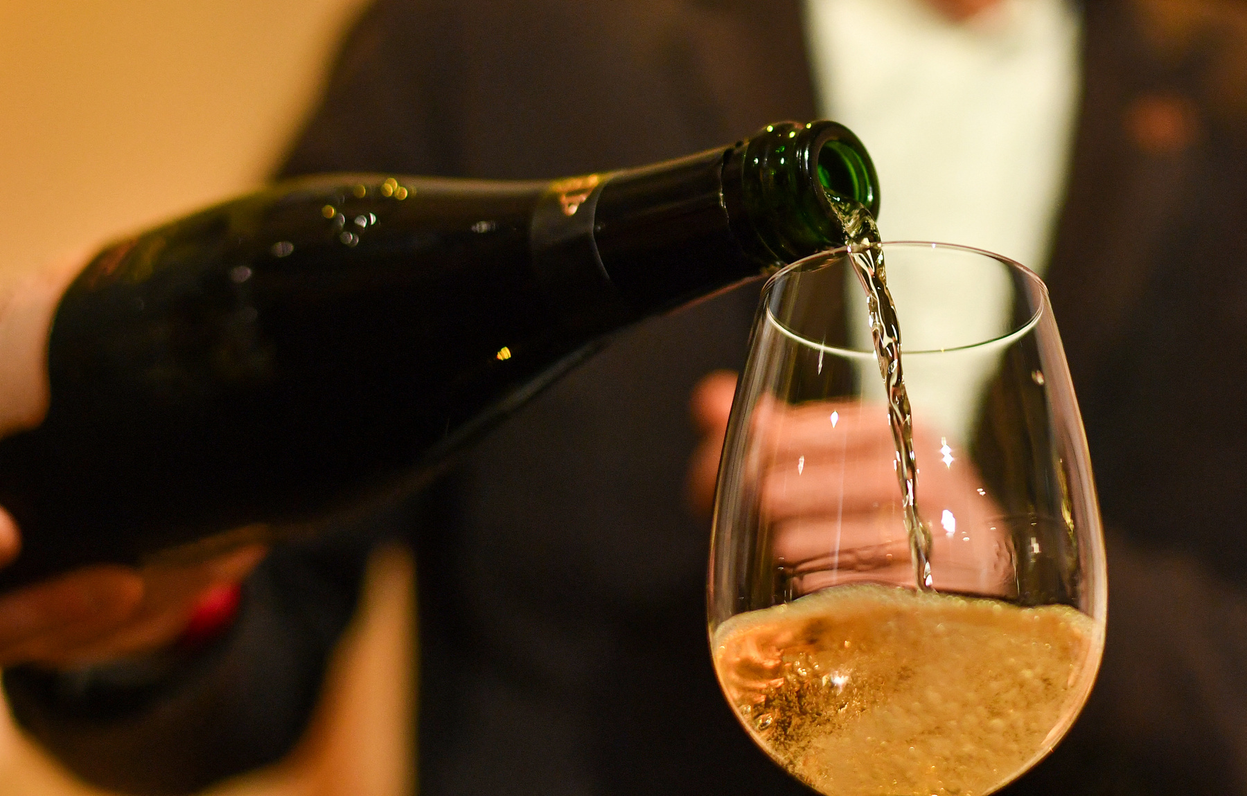 Egy Oscar-rajongó egy Oscar-díj másolattal mutatja a legjobb filmnek járó díjat 2024. március 8-án