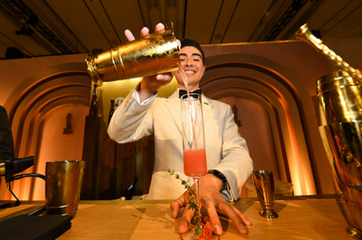 Egy Oscar-rajongó egy Oscar-díj másolattal mutatja a legjobb filmnek járó díjat 2024. március 8-án