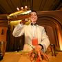 Egy Don Julio mixer koktélt készít a 96. Oscar-gála előzetesén 2024. március 5-én Kaliforniában
