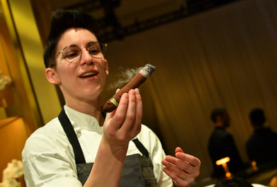 Egy Oscar-rajongó egy Oscar-díj másolattal mutatja a legjobb filmnek járó díjat 2024. március 8-án