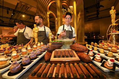 Egy Oscar-rajongó egy Oscar-díj másolattal mutatja a legjobb filmnek járó díjat 2024. március 8-án