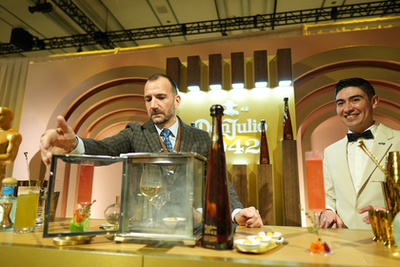 Egy Oscar-rajongó egy Oscar-díj másolattal mutatja a legjobb filmnek járó díjat 2024. március 8-án