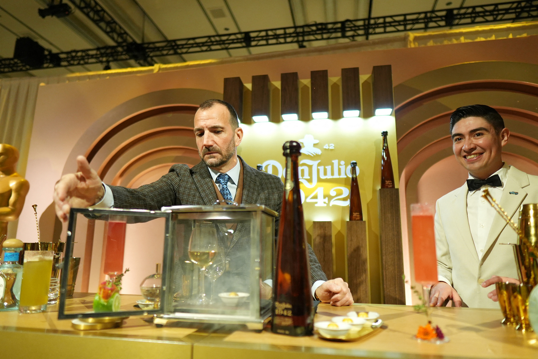 Egy Oscar-rajongó egy Oscar-díj másolattal mutatja a legjobb filmnek járó díjat 2024. március 8-án