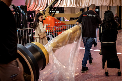 Egy Oscar-rajongó egy Oscar-díj másolattal mutatja a legjobb filmnek járó díjat 2024. március 8-án