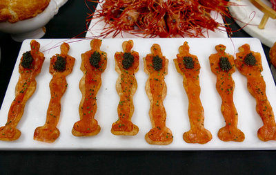 Egy Oscar-rajongó egy Oscar-díj másolattal mutatja a legjobb filmnek járó díjat 2024. március 8-án