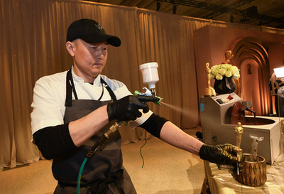 Egy Oscar-rajongó egy Oscar-díj másolattal mutatja a legjobb filmnek járó díjat 2024. március 8-án