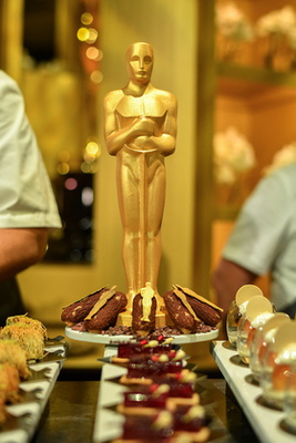 Egy Oscar-rajongó egy Oscar-díj másolattal mutatja a legjobb filmnek járó díjat 2024. március 8-án