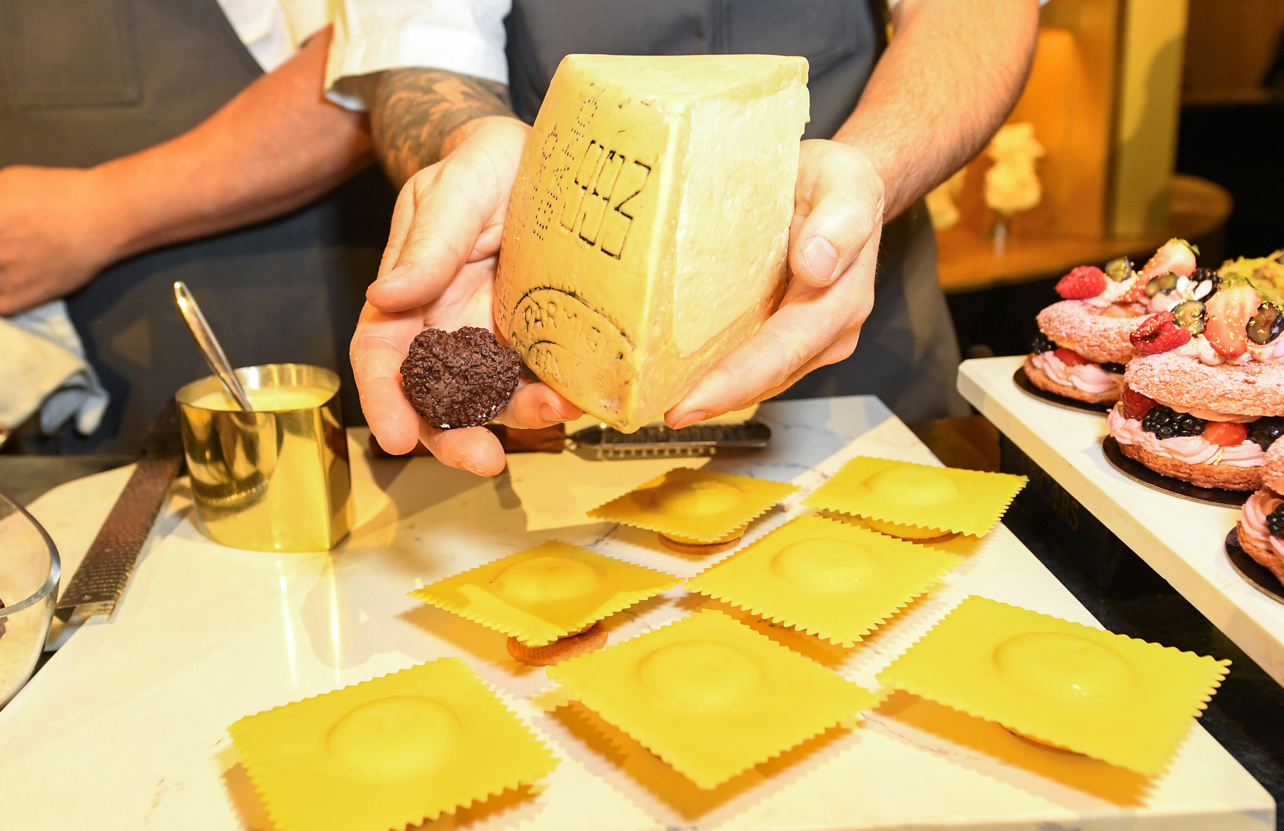 Egy Oscar-rajongó egy Oscar-díj másolattal mutatja a legjobb filmnek járó díjat 2024. március 8-án