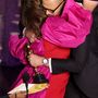 Cord Jefferson megöleli Melissa McCarthy-t, amikor elnyeri a legjobb adaptált forgatókönyvért járó Oscar-díjat 