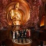 Christopher Nolan rendező, valamint Emma Thomas és Charles Roven producerek átveszik a legjobb filmnek járó Oscar-díjat az Oppenheimer című filmért