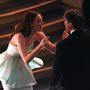Emma Stone gratulál Cillian Murphy-nek, miután megnyerte a legjobb színésznek járó Oscart