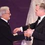 Christopher Nolan átveszi a legjobb rendezőnek járó Oscar-díjat az Oppenheimer című filmért Steven Spielbergtől