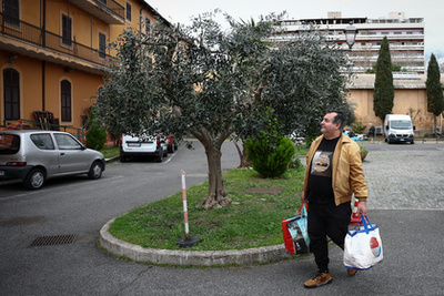 Luigi távozik, miután bevásárolt a Caritas Emporiumban, egy szupermarketben, amelyet a Trevi-kútnál gyűjtött pénzből finanszíroznak, ahol az alacsony jövedelmű emberek pénz helyett pontokkal vásárolhatnak alapvető árucikkeket Rómában, Olaszországban, 2024. február 27-én