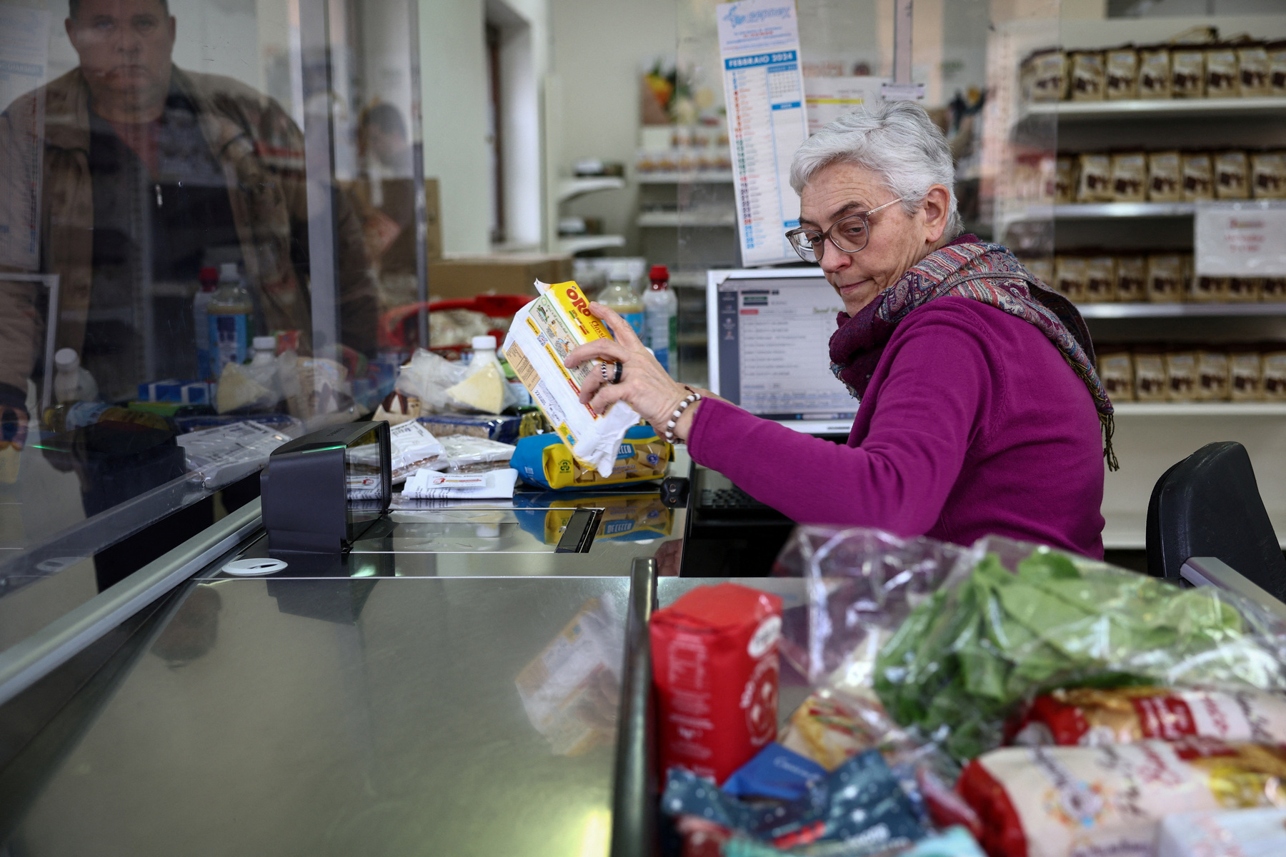 Luigi távozik, miután bevásárolt a Caritas Emporiumban, egy szupermarketben, amelyet a Trevi-kútnál gyűjtött pénzből finanszíroznak, ahol az alacsony jövedelmű emberek pénz helyett pontokkal vásárolhatnak alapvető árucikkeket Rómában, Olaszországban, 2024. február 27-én