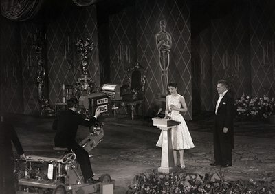 Audrey Hepburn, az UNICEF jószolgálati nagykövete sétál egy falusi ösvényen vietnámi dao hegyi törzs gyermekeivel 1990-ben