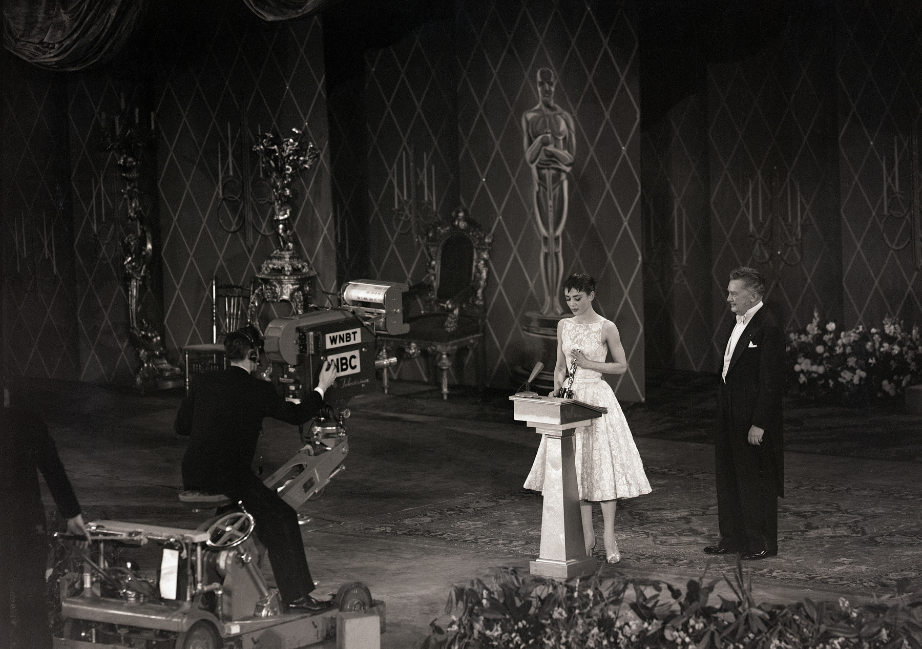 Audrey Hepburn, az UNICEF jószolgálati nagykövete sétál egy falusi ösvényen vietnámi dao hegyi törzs gyermekeivel 1990-ben