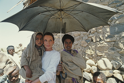 Audrey Hepburn, az UNICEF jószolgálati nagykövete sétál egy falusi ösvényen vietnámi dao hegyi törzs gyermekeivel 1990-ben