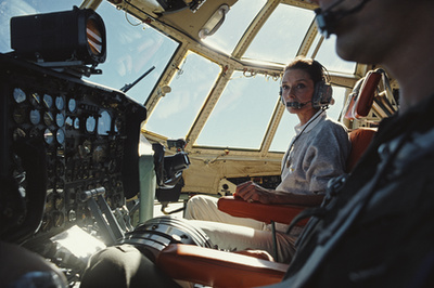 Audrey Hepburn, az UNICEF jószolgálati nagykövete sétál egy falusi ösvényen vietnámi dao hegyi törzs gyermekeivel 1990-ben