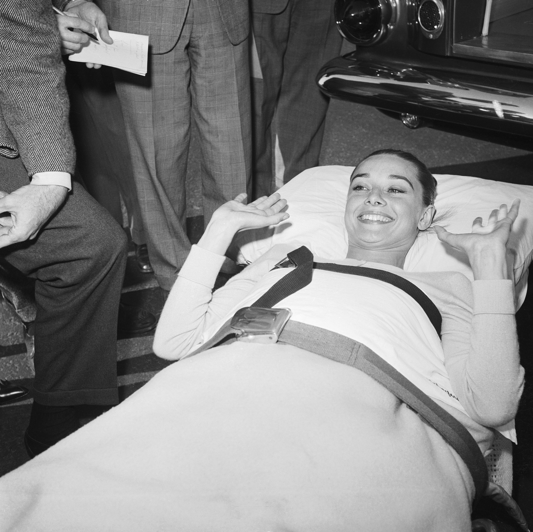 Audrey Hepburn, az UNICEF jószolgálati nagykövete sétál egy falusi ösvényen vietnámi dao hegyi törzs gyermekeivel 1990-ben