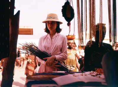 Audrey Hepburn, az UNICEF jószolgálati nagykövete sétál egy falusi ösvényen vietnámi dao hegyi törzs gyermekeivel 1990-ben