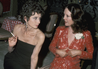 Audrey Hepburn, az UNICEF jószolgálati nagykövete sétál egy falusi ösvényen vietnámi dao hegyi törzs gyermekeivel 1990-ben