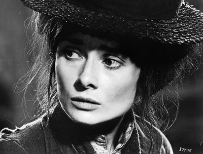 Audrey Hepburn, az UNICEF jószolgálati nagykövete sétál egy falusi ösvényen vietnámi dao hegyi törzs gyermekeivel 1990-ben