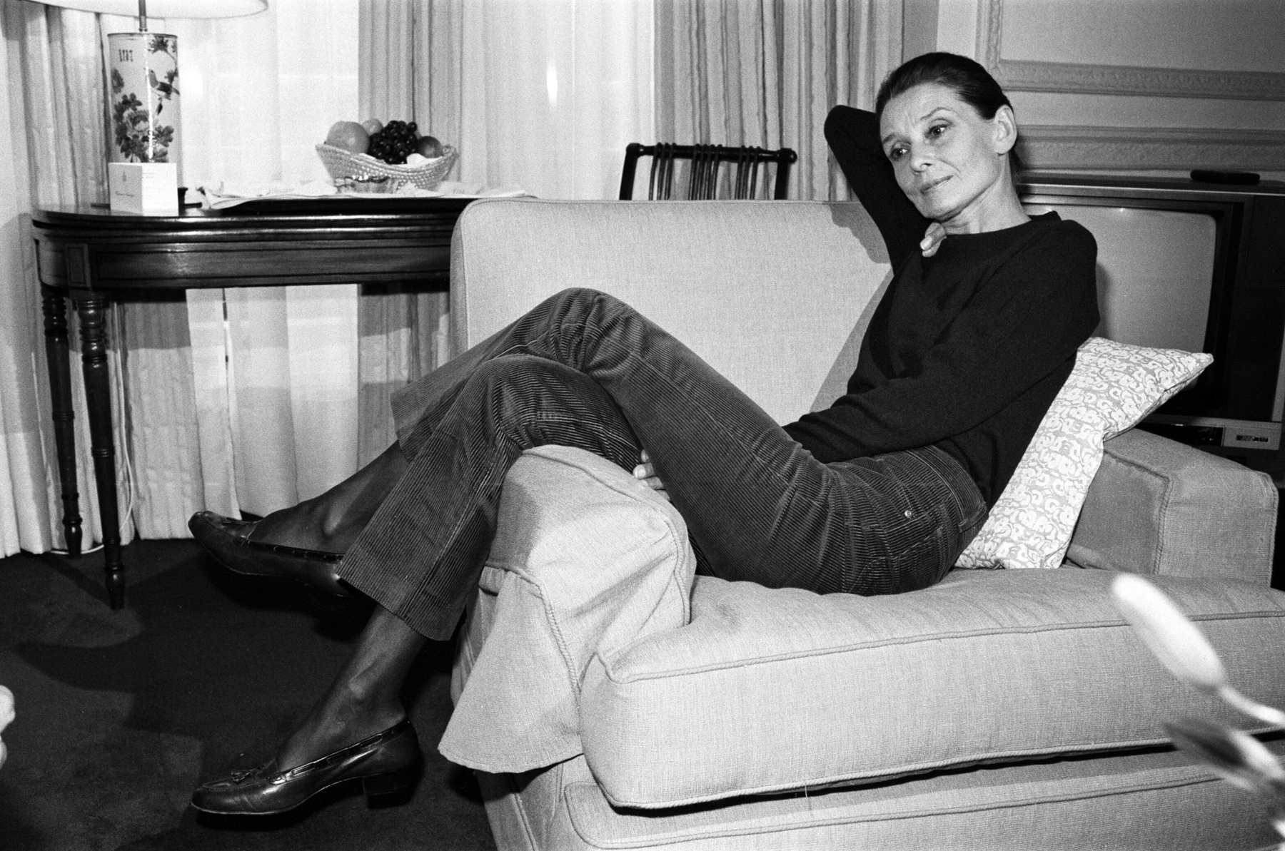 Audrey Hepburn, az UNICEF jószolgálati nagykövete sétál egy falusi ösvényen vietnámi dao hegyi törzs gyermekeivel 1990-ben