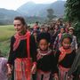 Audrey Hepburn, az UNICEF jószolgálati nagykövete sétál egy falusi ösvényen vietnámi dao hegyi törzs gyermekeivel 1990-ben
