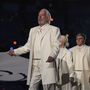 Donald Sutherland viszi az olimpiai zászlót a 2010-es vancouveri téli olimpia megnyitó ünnepségén a BC Place-ben 2010. február 12-én