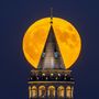 Telihold Isztambulban a Galata-torony fölött 