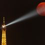 Telihold emelkedik a párizsi Eiffel-torony fölé