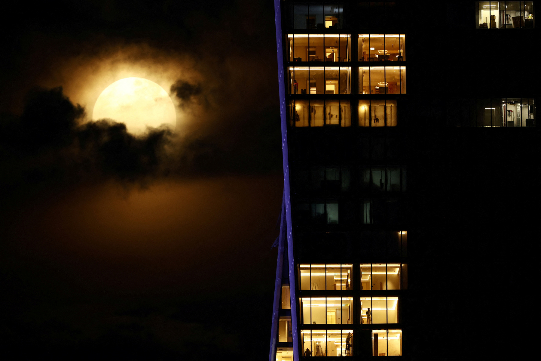 Telihold a kölni dóm mögött Németországban