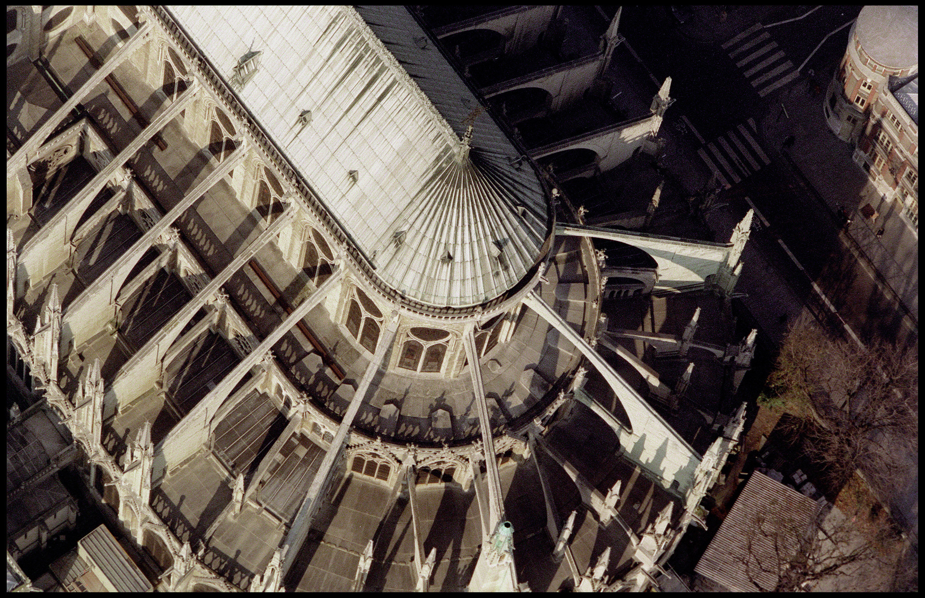 Verdier bíboros 58 diakónusnak adja át a papi rendet 1938-ban a Notre-Dame-székesegyházban